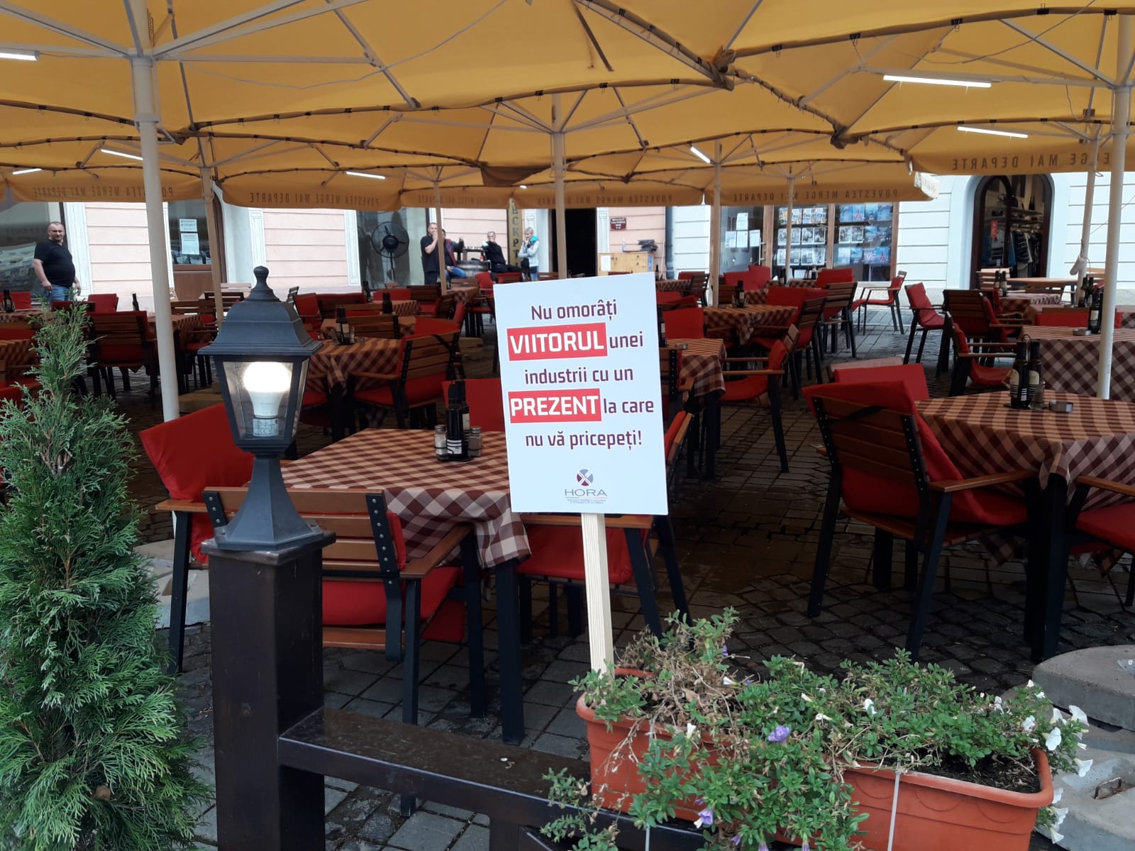 FOTO/Meniul zilei: Protest! Terasele din Sibiu și-au întrerupt activitatea