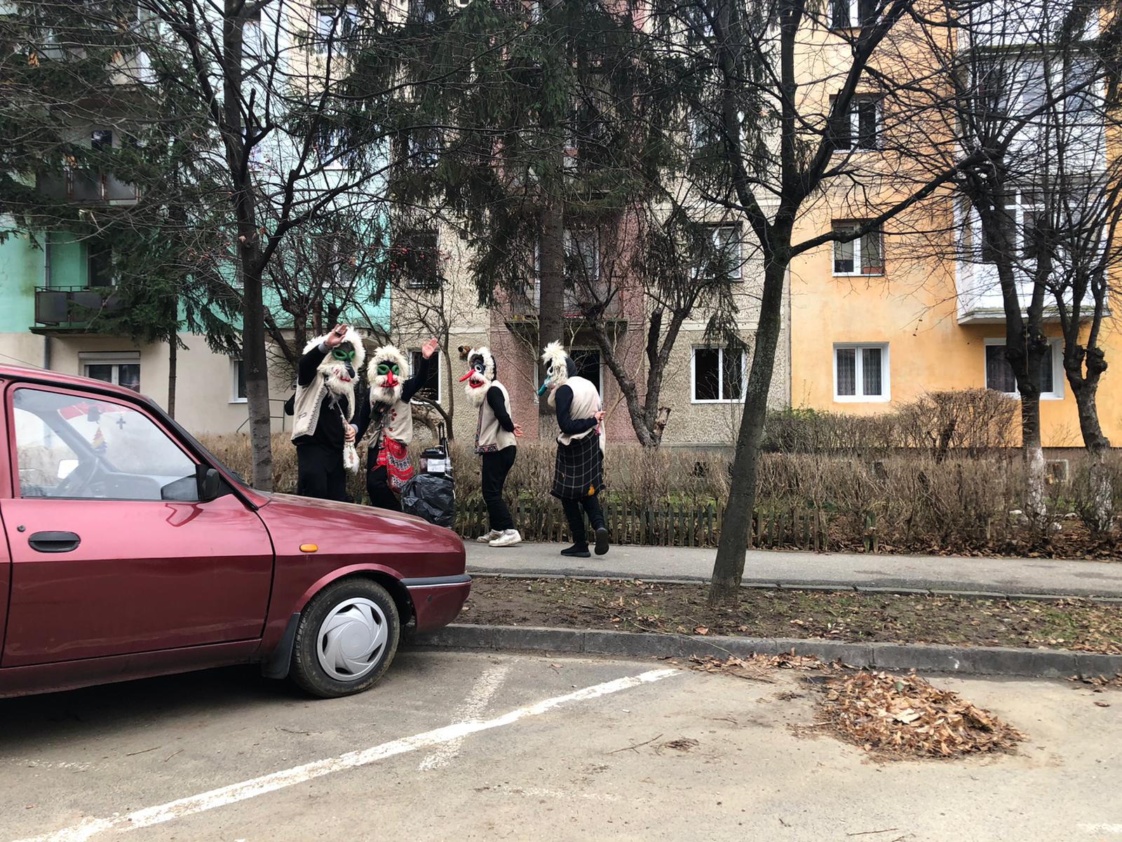 FOTO/VIDEO Inedit: cum se merge cu capra și colindul în pandemie, la Sibiu