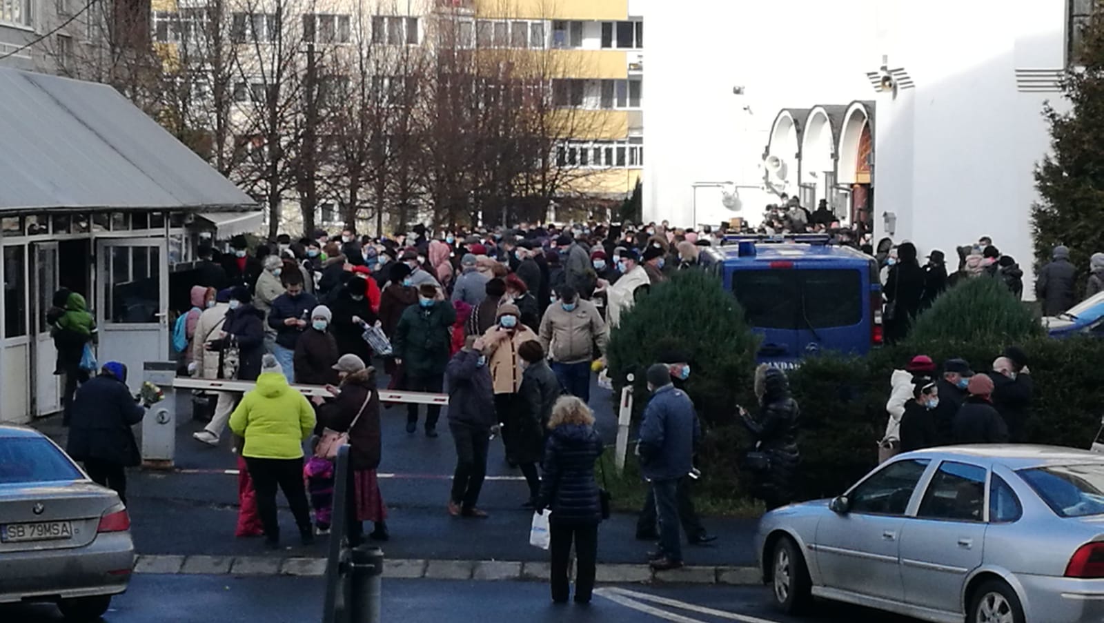 Sibienii au uitat de distanțare și s-au înghesuit să ia apă sfințită