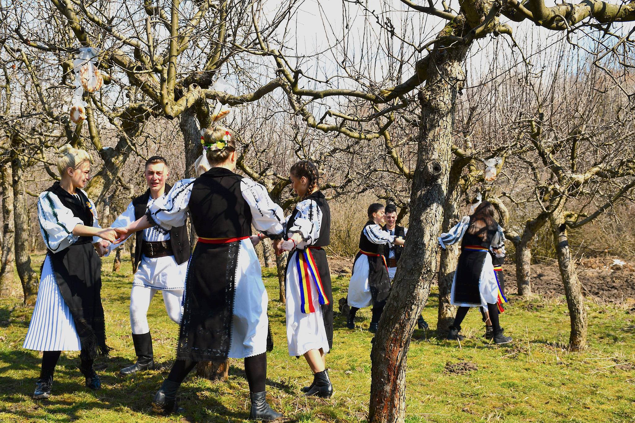 Tinerii din Slimnic s-au prins veri și văruțe: „Și la anu’ care vine/ să te prinzi iar văr cu mine!”