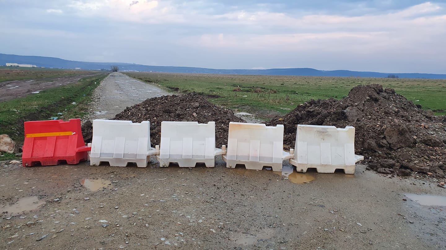 Drumul dintre Cartierul Arhitecților și Șelimbăr, blocat cu grămezi de pământ