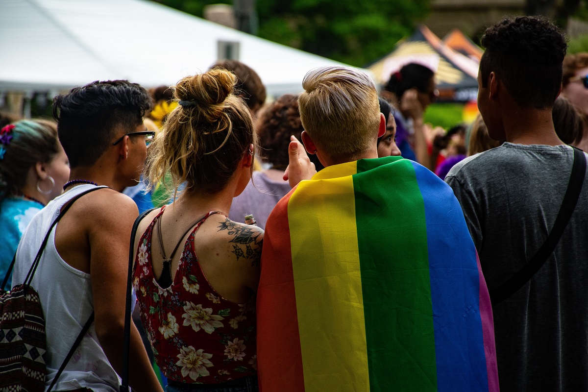 Mărturia unui tânăr din comunitatea LGBT: “În liceu, aveam colegi care făceau glume pe seama mea si a orientării mele sexuale”