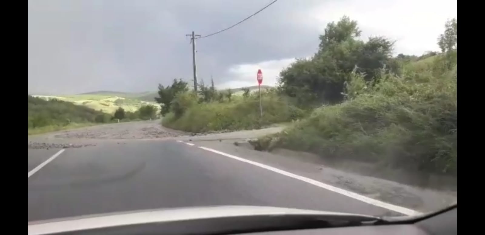 VIDEO| Trafic îngreunat pe DN14, din cauza aluviunilor aflate pe carosabil
