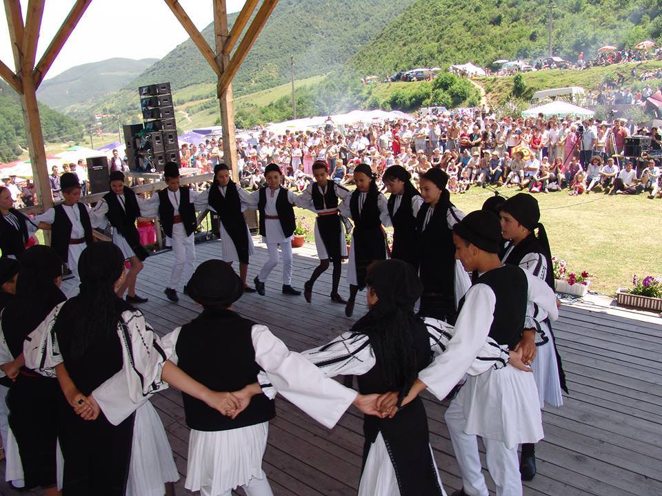 VIDEO| Două zile de joc și voie bună, la ”Bujorul de Munte” de la Gura Râului. Traian Stoiță: „Vă aștept acasă la mine, în colțul meu de Rai!”