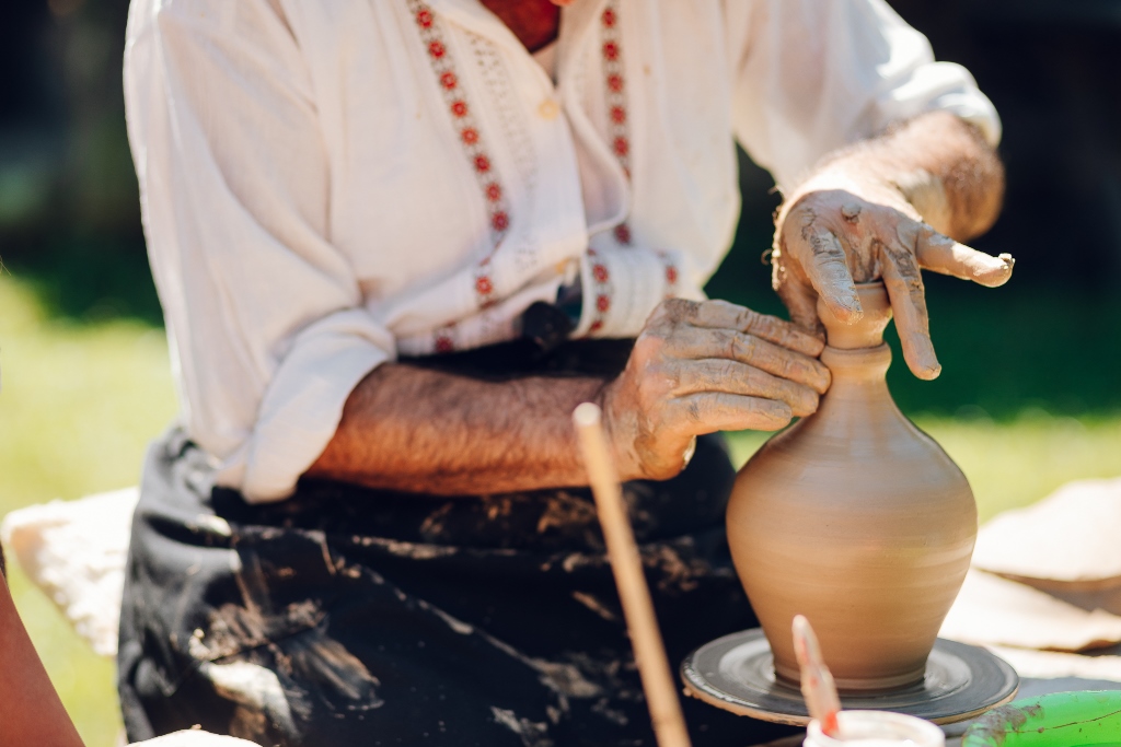 26 de meșteri din România, Ungaria și Republica Moldova se întrec la roata olarului, în weekend, la Sibiu