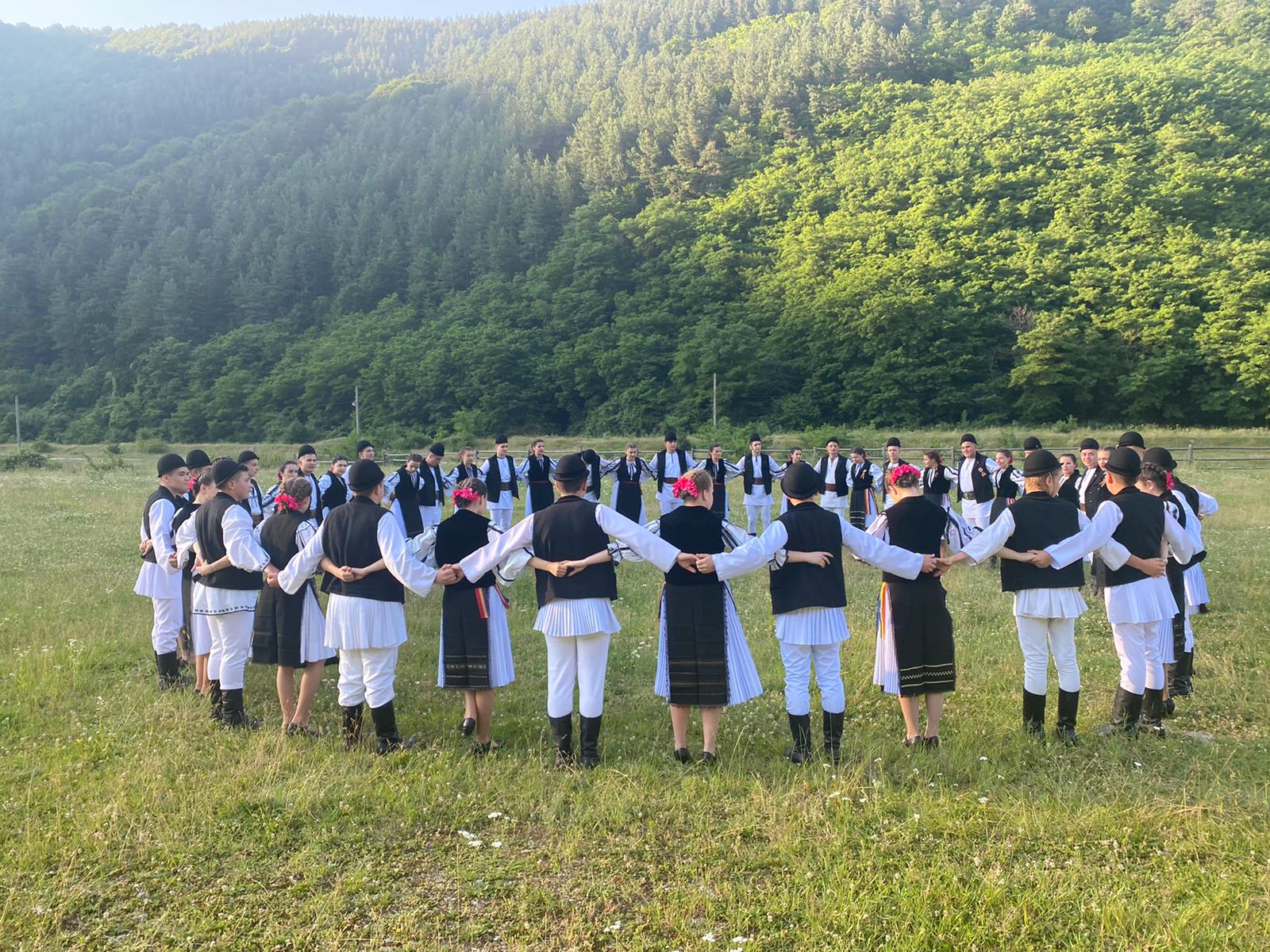 Sărbătoare dublă la „Bujorul de Munte” de la Gura Râului: ediția din acest an începe în 30 iulie, Ansamblul care îi poartă numele celebrează zece ani de activitate