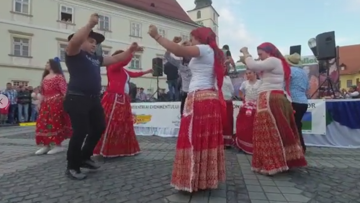 VIDEO| „Originalul Sandu Ciorbă”, spectacol în centrul Sibiului. Participanții au dansat cum au știut mai bine