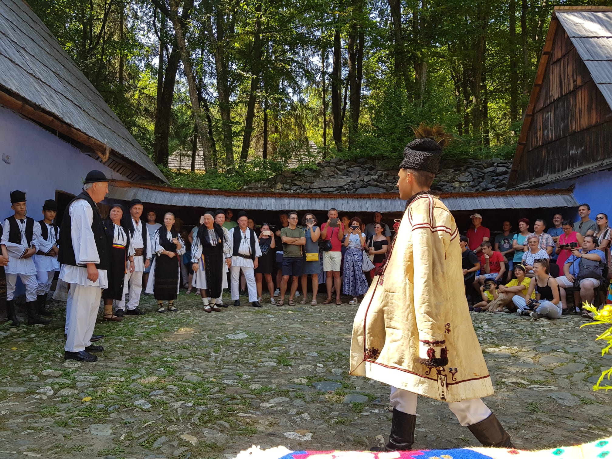 Creatorii populari din toată țara, bunătățile din Sadu și Slimnic, nunta ciobănească de la Rășinari și „Pirații, meșteșugurile și comorile” au adunat peste 8.000 de vizitatori, în Muzeul ASTRA