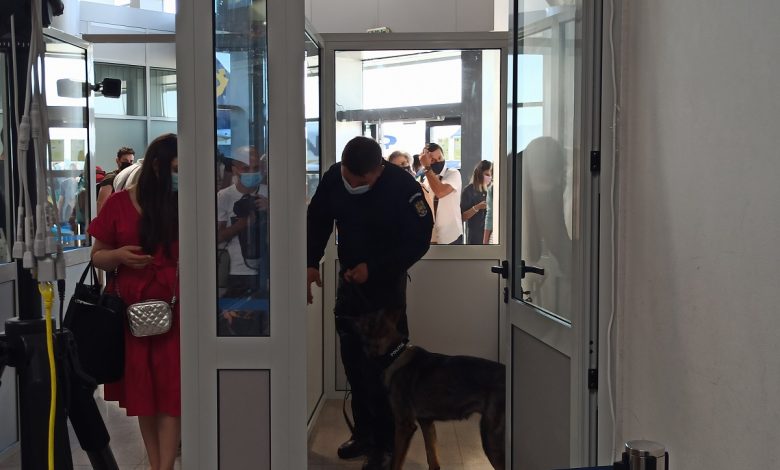 Trei pasageri ce au venit din Madrid, pe Aeroportul Internațional de la Sibiu, depistați pozitiv cu COVID de câinii Centrului Chinologic