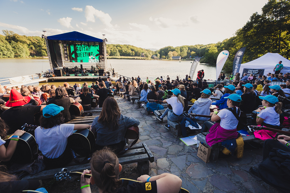 475 de chitariști din 28 de orașe au cântat la Concertul Manifest din Muzeul Astra, alături de mari artiști rock