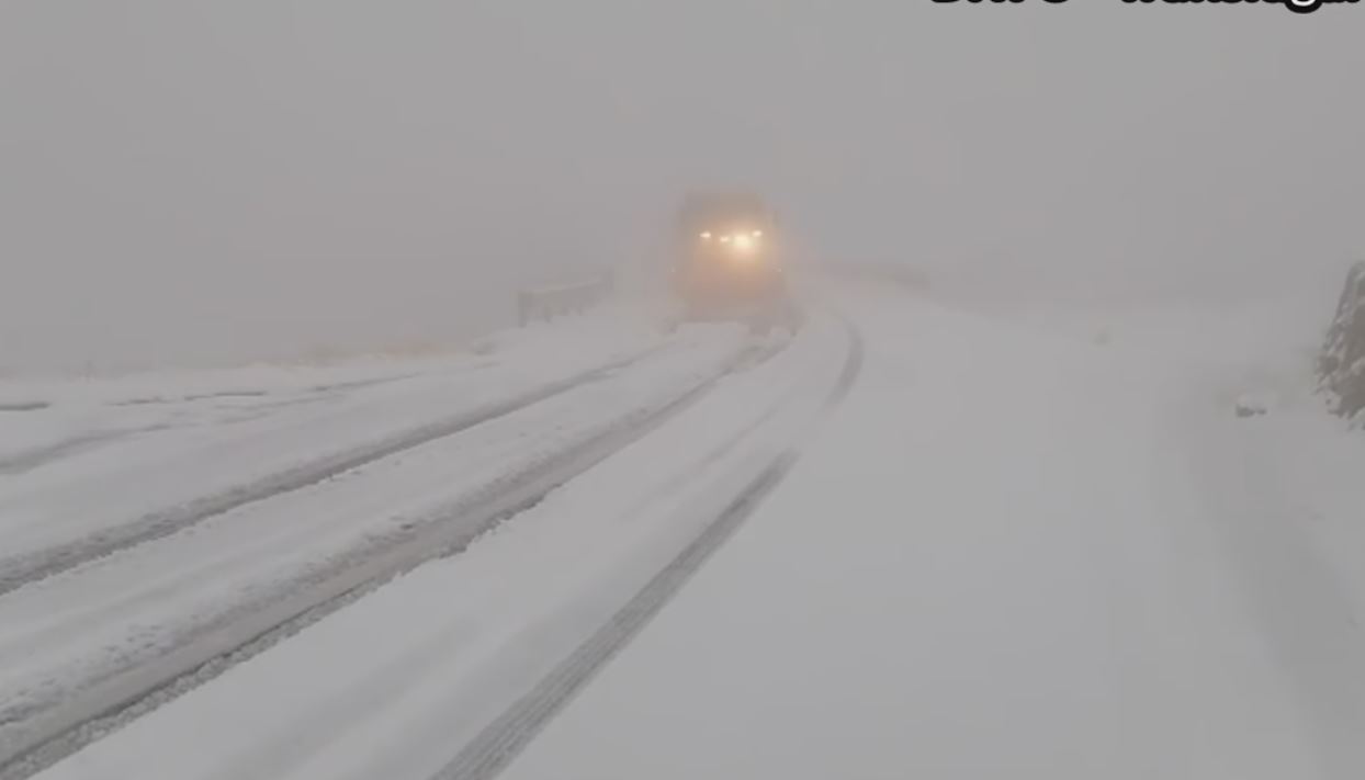 VIDEO| Iarna și-a intrat pe deplin în drepturi pe Transfăgărășan. Stratul de zăpadă atinge și 10 cm
