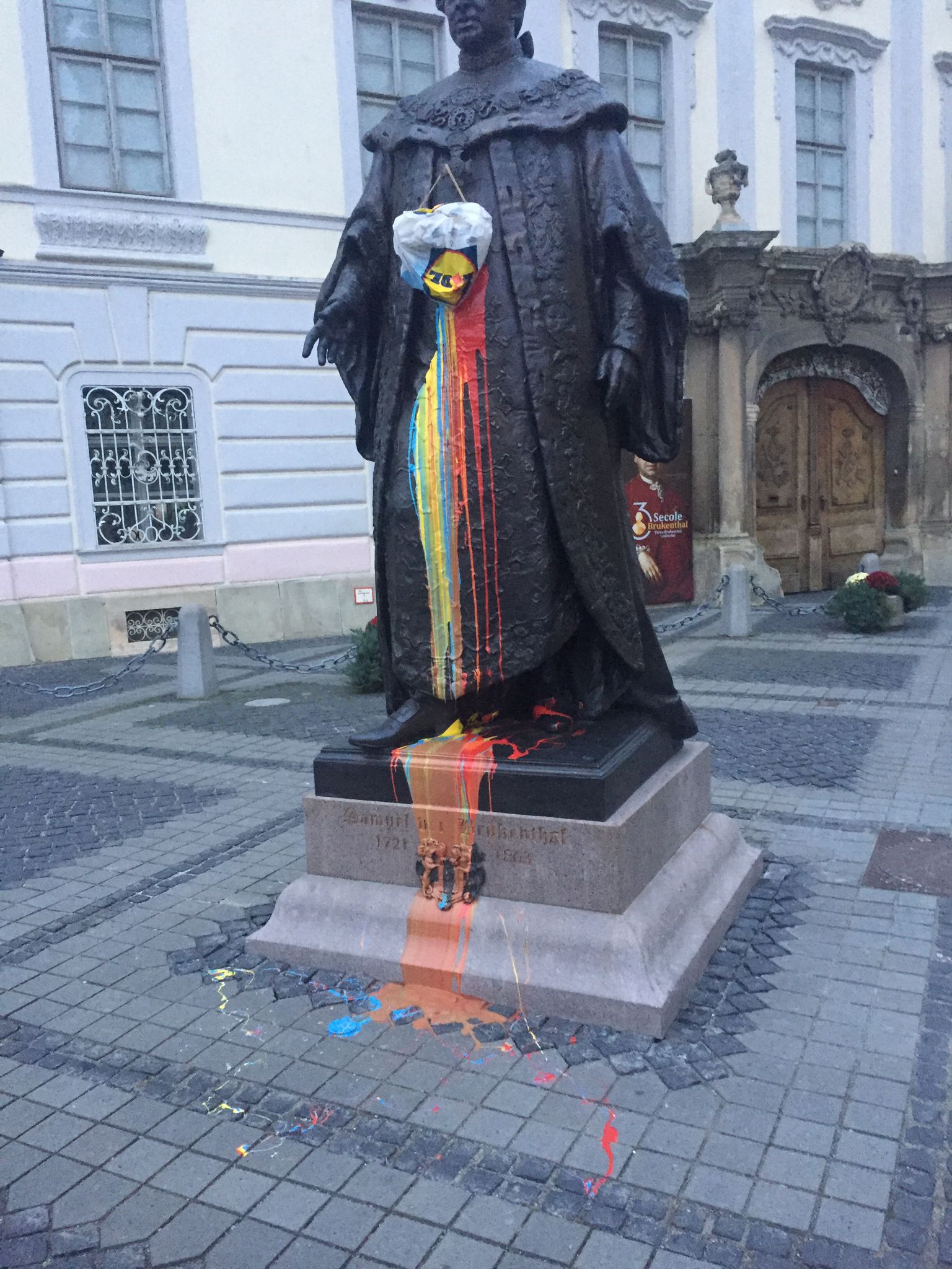 Bărbatul care a aruncat cu vopsea pe statuia lui Brukenthal, identificat și taxat cu 500 de lei