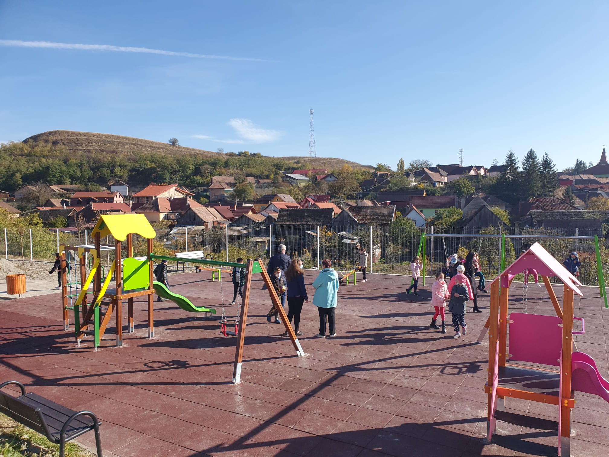Copiii din Ocna Sibiului au un loc de joacă nou-nouț