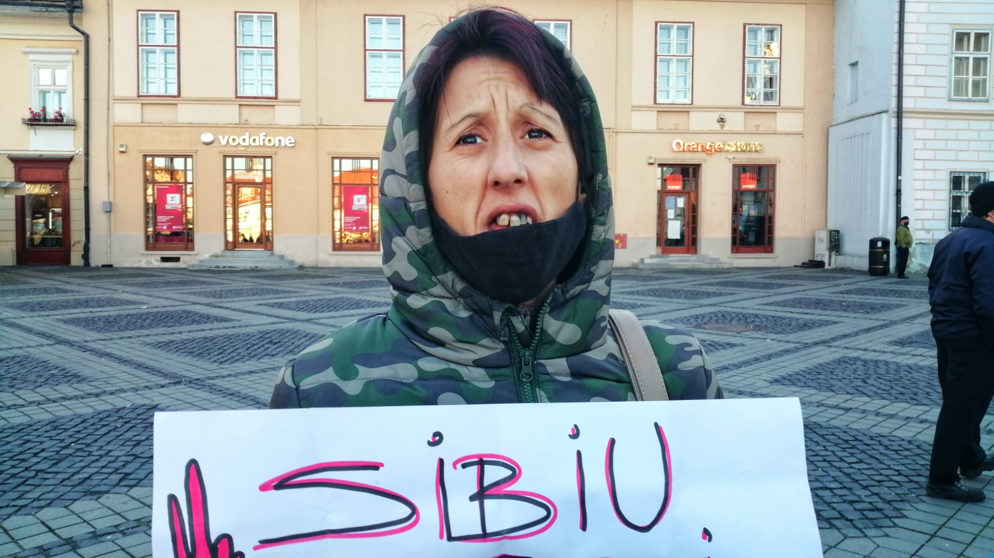 VIDEO| 40 de antivacciniști din Sibiu au protestat în Piața Mare: „Nu o să mă vaccinez, poate să mă împuște!”