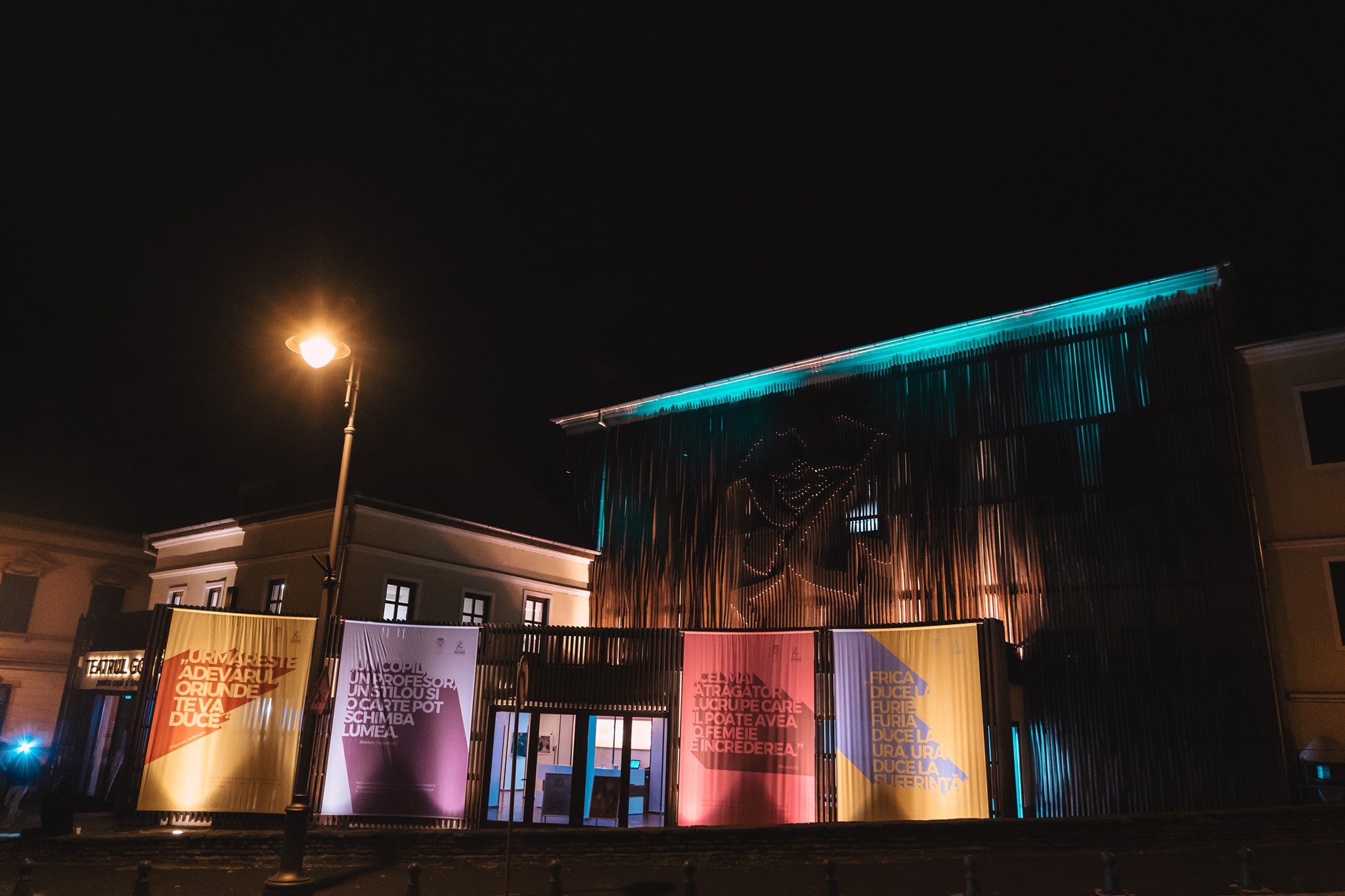 Teatrul „Gong”, iluminat în turcoaz și roz