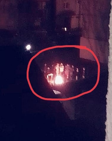 Câțiva tineri au rupt un gard din lemn și au făcut foc de tabără, în Avrig