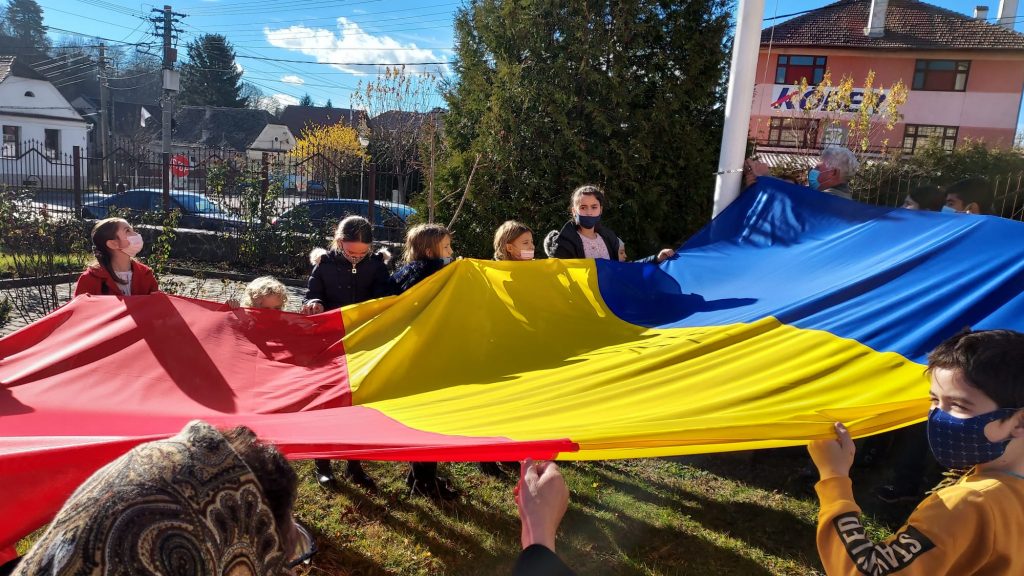 Copiii şi tinerii din Slimnic, prezenţi la sfinţirea şi arborarea drapelului naţional