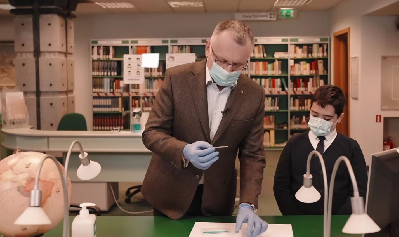 VIDEO| Testul de salivă nu e atât de ușor de făcut pe cât credea ministrul Educației