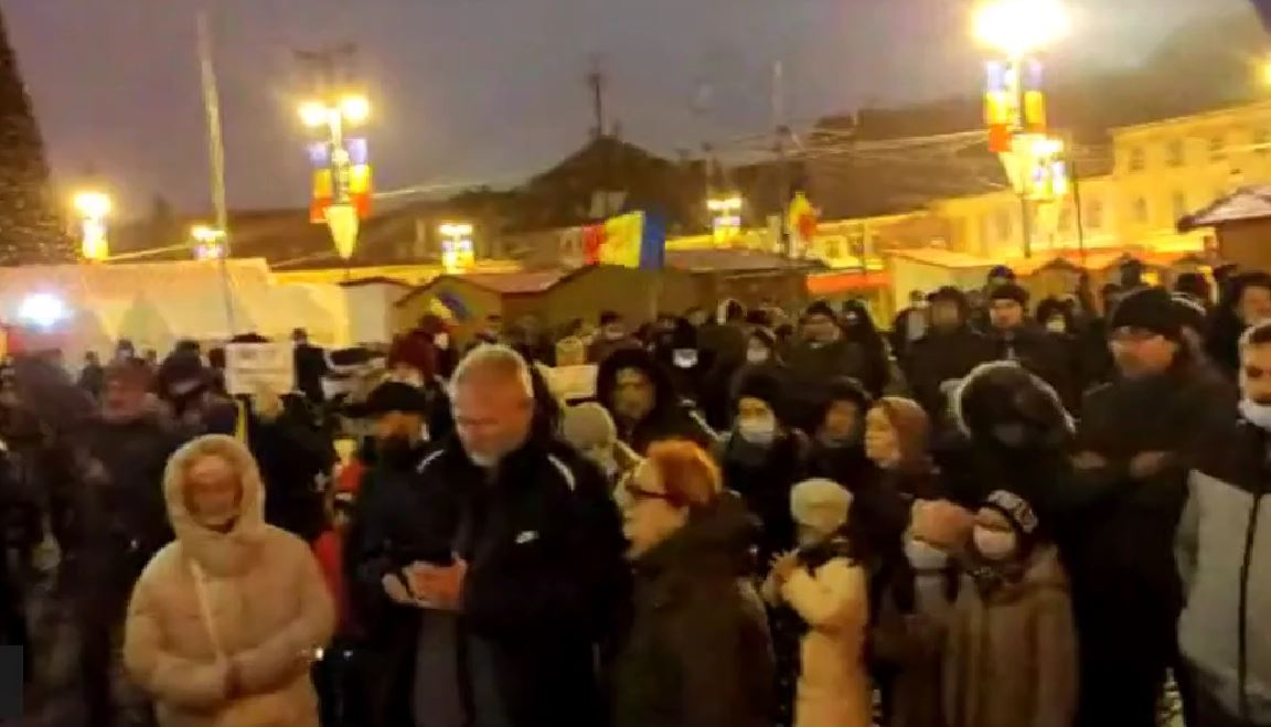 VIDEO| Protest în centrul Sibiului: „Noi de-aicea nu plecăm,/ Nu plecăm acasă,/ Până nu ne câștigăm/ Libertatea noastră!”