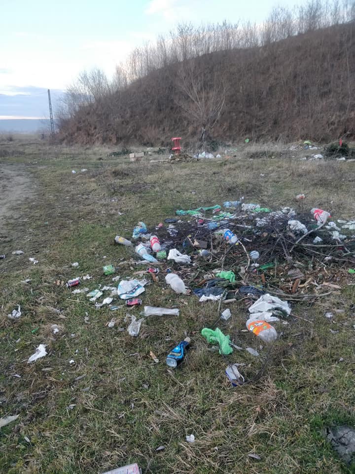 Gunoaie depozitate ilegal în Avrig. Primarul Adrian David: „Vom ajunge să fim sufocați de gunoaie. Asta vă doriți?”