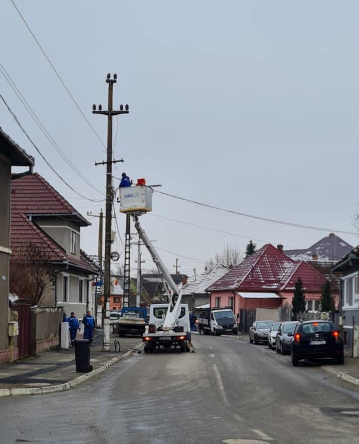 Stâlpii de iluminat de pe strada Brukenthal din Avrig au fost înlocuiți