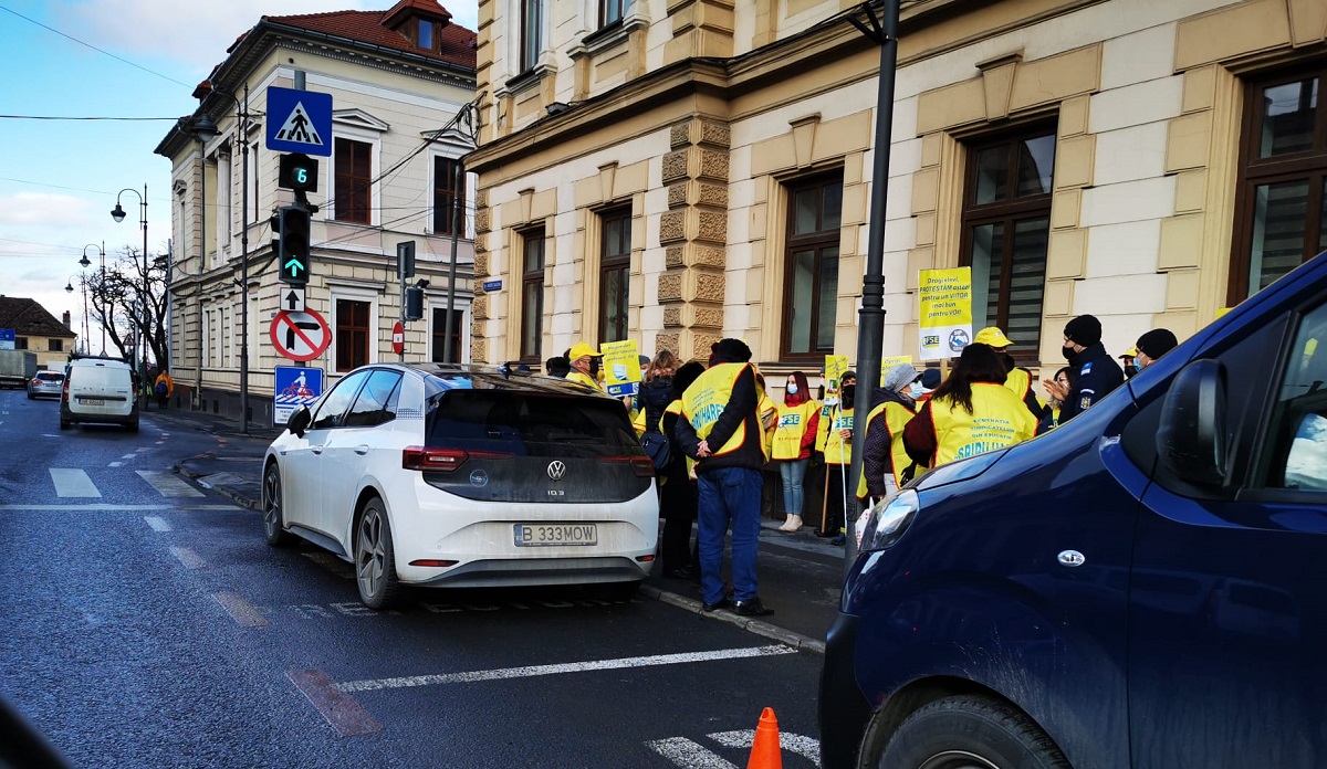 Profesorii sibieni au ieșit în stradă: „Ne-am săturat să fim sacrificații de serviciu din sectorul bugetar!”