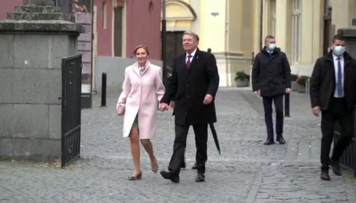 Nu râdeți: președintele Iohannis făcea sport în drumul spre Biserica Evanghelică. Explicațiile amuzante ale Poliției Sibiu