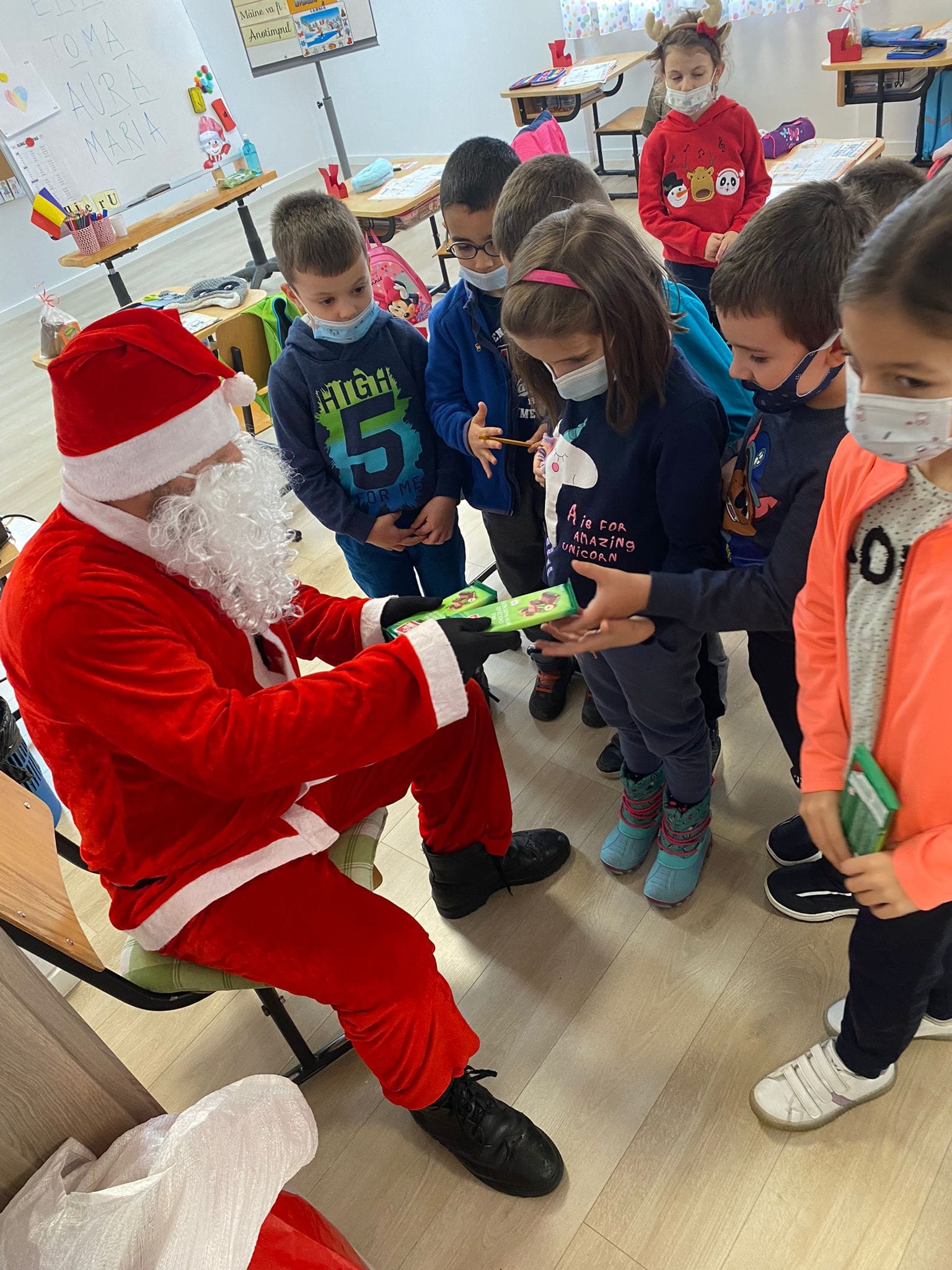 Moș Nicolae i-a vizitat la școală pe copiii din Gura Râului