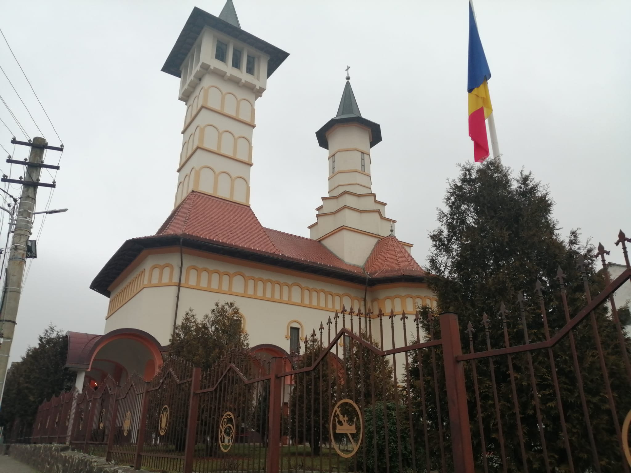 Ce spune Arhiepiscopia Sibiului despre decizia preoților din Slimnic de a renunța la coroanele de flori