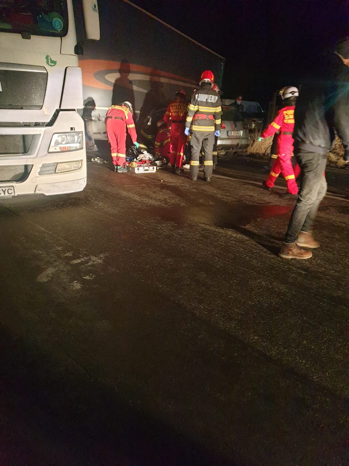 VIDEO| Accident mortal pe DN1, la Cristian, între o mașină și un TIR plin cu cartofi. Șoferul autoturismului a murit