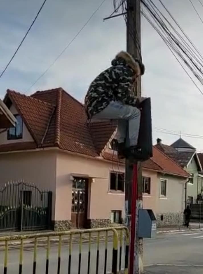 Teribilismul costă. Amendă pentru un minor din Avrig care s-a urcat cu picioarele pe un indicator rutier