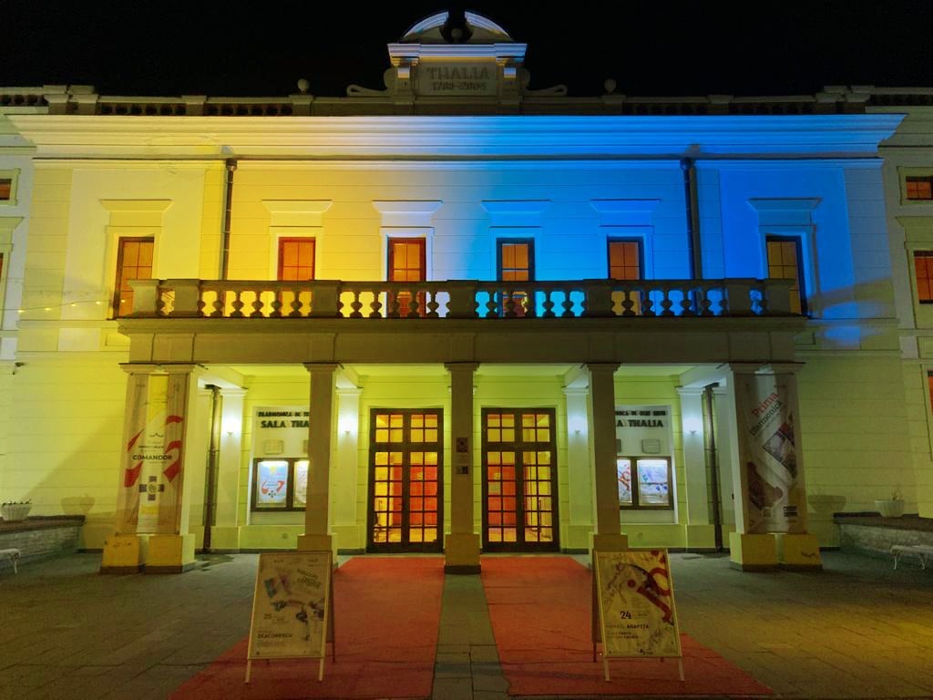 Culorile drapelului Ucrainei au „îmbrăcat” Filarmonica de Stat Sibiu