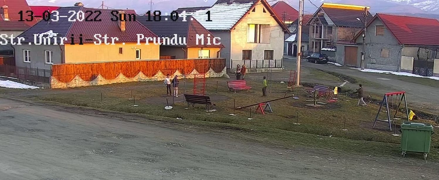 Avrigean de 18 ani, amendat cu 2.000 de lei după ce a rupt un leagăn pentru copii