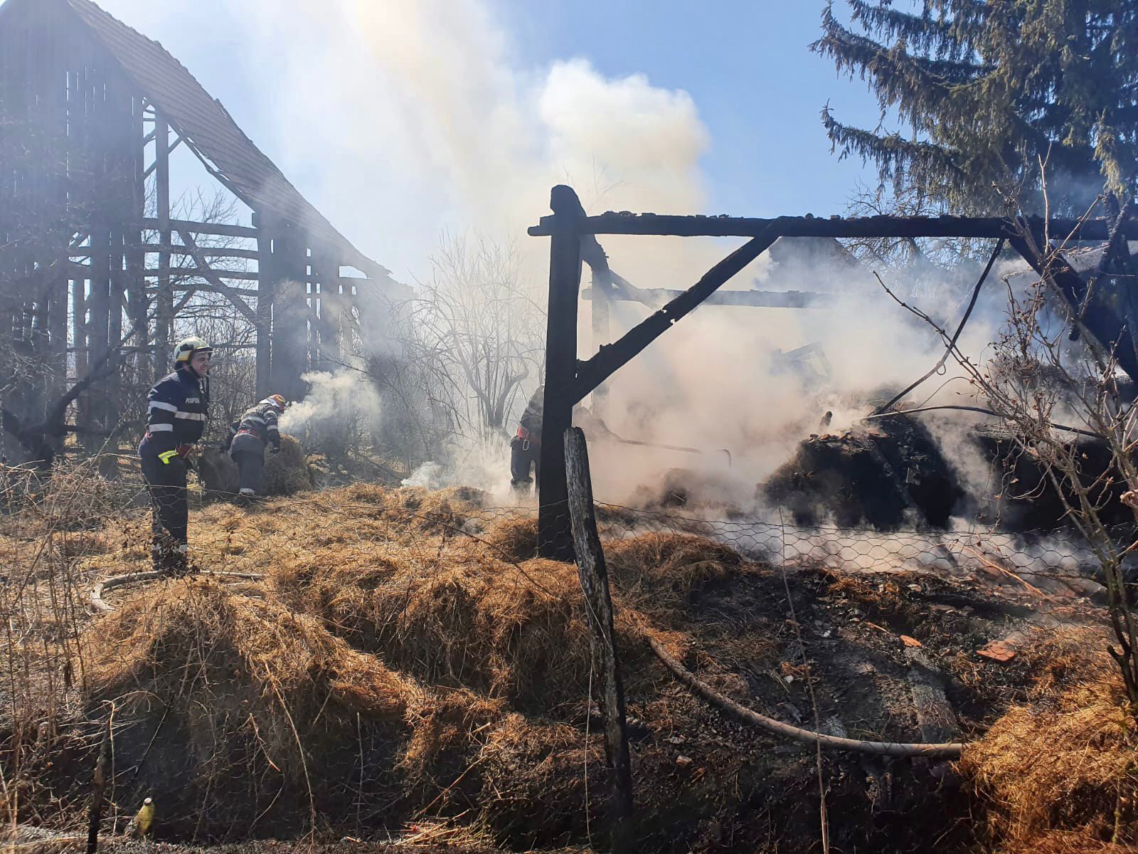 Numeroase incendii de vegetație în județ. Ard Ștrandul din Mediaș, două mașini în Sibiu și tone de baloți de fân