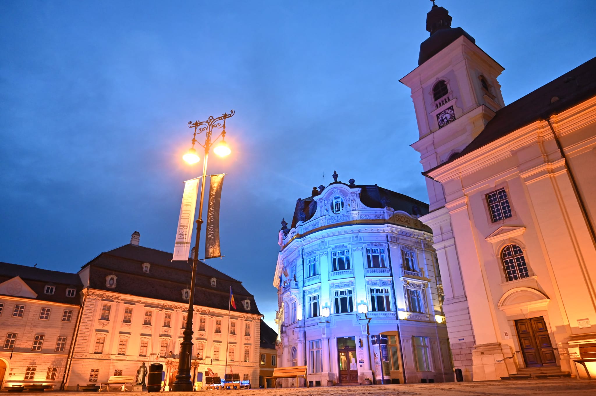 Primăria, Turnul Sfatului și UCOS, iluminate în albastru