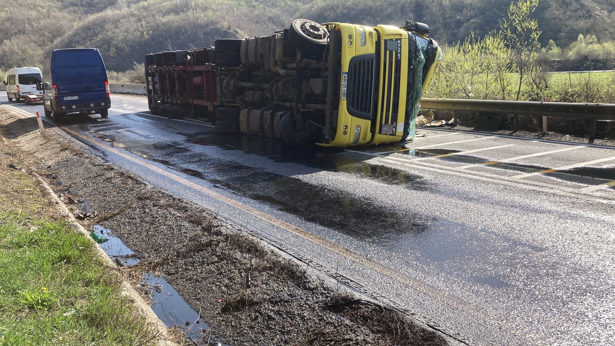 UPDATE| Accident pe Valea Oltului! Un TIR s-a răsturnat peste o mașină