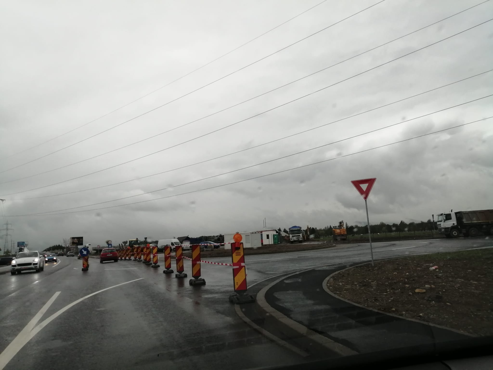 Haos la ieșirea din Sibiu, spre Cartierul Arhitecților. Noul sens giratoriu le-a dat bătăi de cap șoferilor