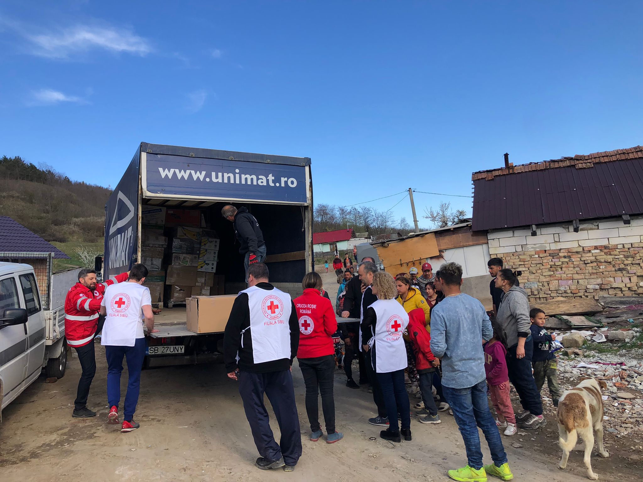 Peste zece tone de îmbrăcămine, jucării, sucuri și mobilier pentru Șura Culturală Gușterița