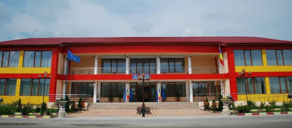 O primărie din Vâlcea, datoare la lăutari. Pentru a se achita, a pus în vânzare microbuzele școlare