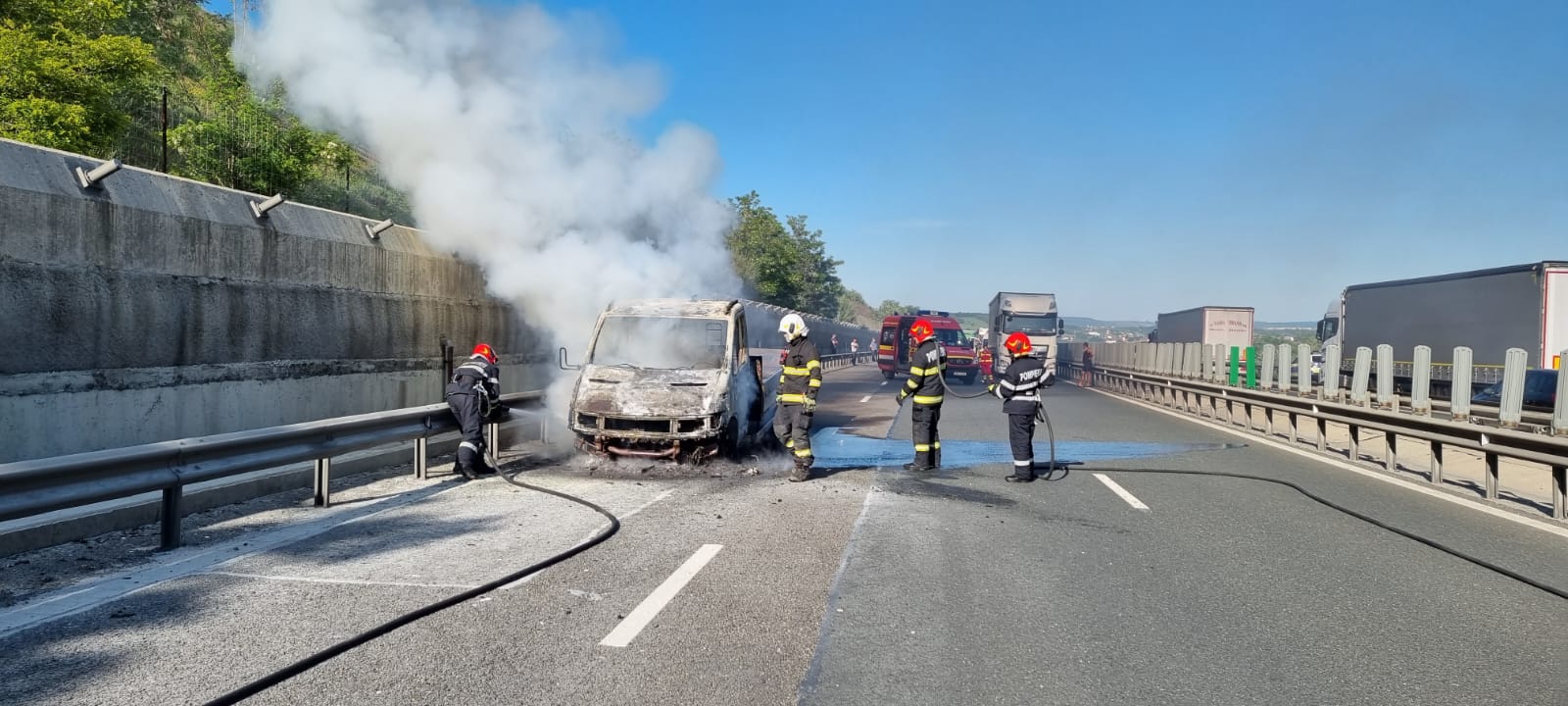 VIDEO| O camionetă, în flăcări pe A1. Traficul, reluat în condiții normale