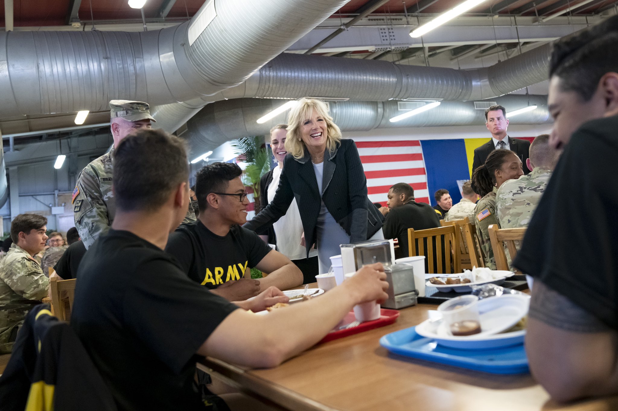 Jill Biden se întâlnește cu Carmen Iohannis pentu a vizita elevii ucraineni refugiați, la o școală din București