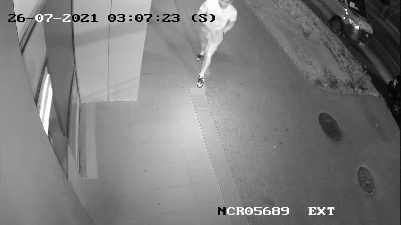 Acum un an, a furat un portofel și a sustras din bancomate peste 5.000 de lei. Astăzi, Poliția ne cere ajutorul ca să îl găsească