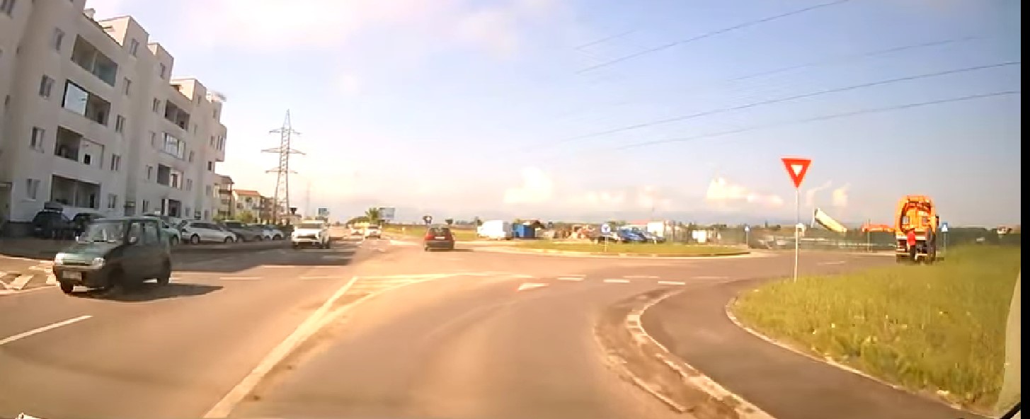VIDEO| Un șofer scurtează drumul  pe lângă giratoriul din Cartierul Arhitecților