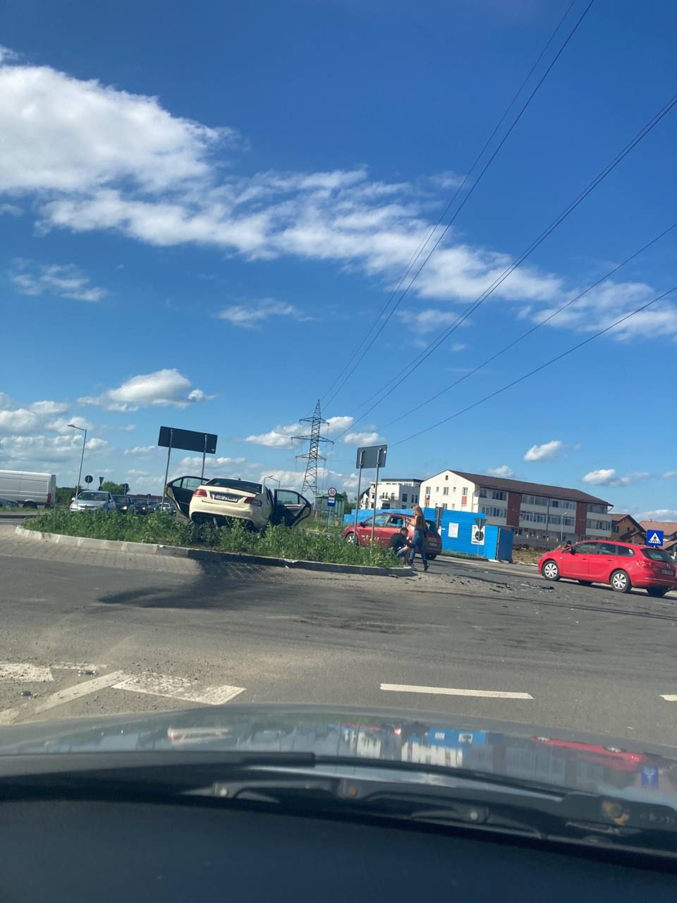 VIDEO| Cum a ajuns mașina în mijlocul sensului giratoriu din Cartierul Arhitecților