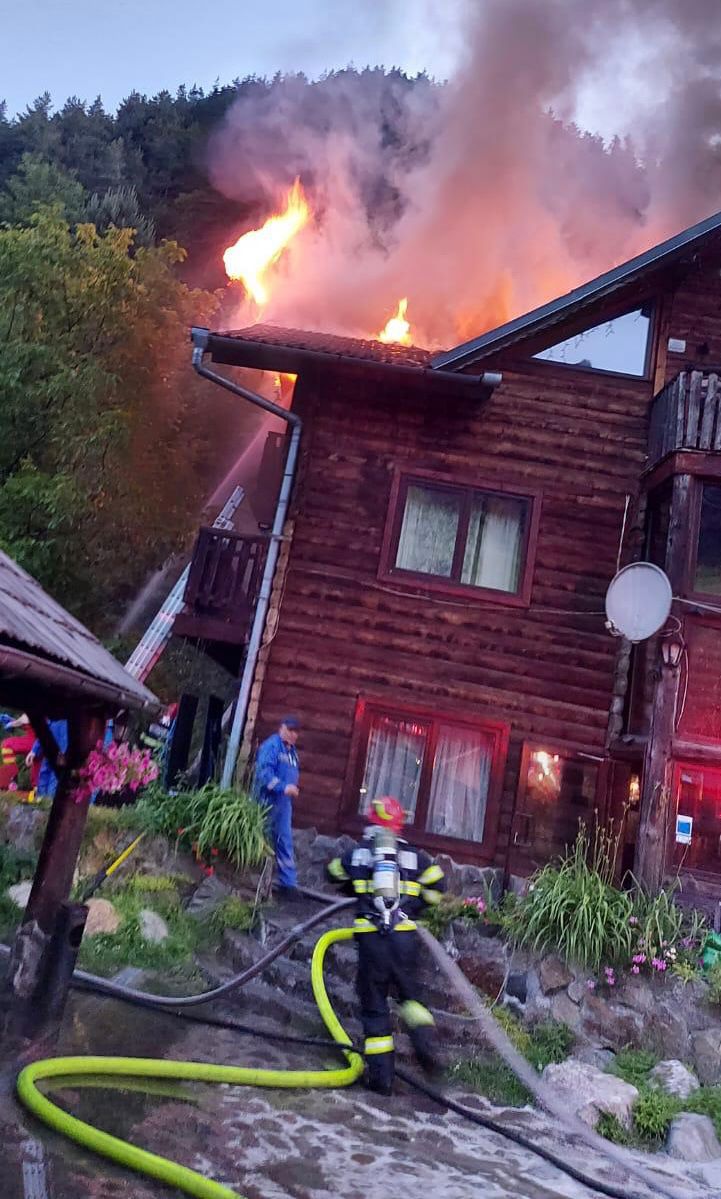 FOTO| Incendiu la o cabană din Râu Sadului. Peste 50 de turiști, evacuați
