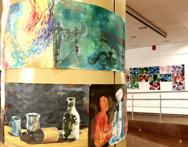 Vreți să vedeți cum pictează elevii din clasele a VII-a și a IX-a, de la ”Arte”? Haideți la Biblioteca ASTRA