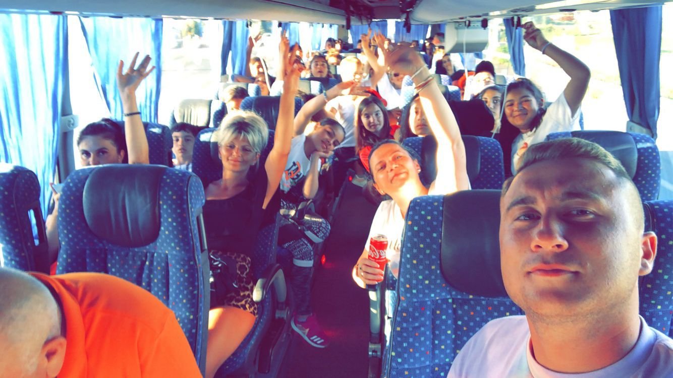 44 de prichindei și tineri de la SOS Satul Copiilor Cisnădie au plecat, pentru prima dată, în tabără în Grecia