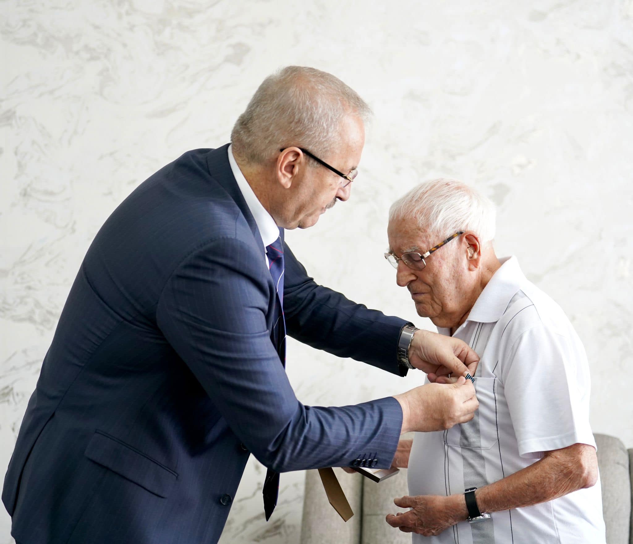 Ministrul Apărării l-a medaliat pe Simion Dragoman, veteran de război din Nocrich