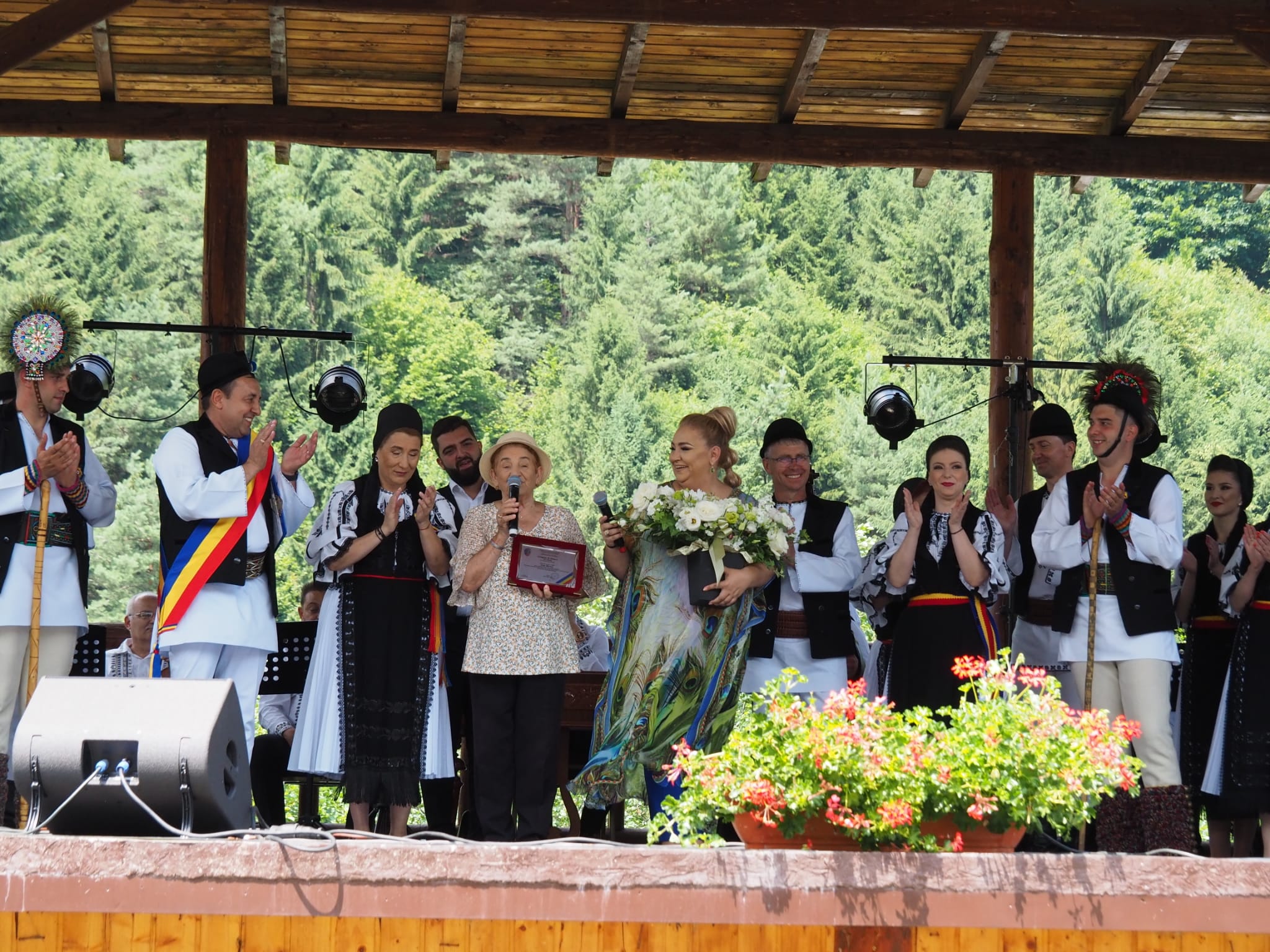 Maestrul Ioan Macrea, distins cu titlul de cetățean de onoare al comunei Gura Râului. Primarul Gheorghe Călin: „Nea Ioane, gurănii vă iubesc!”